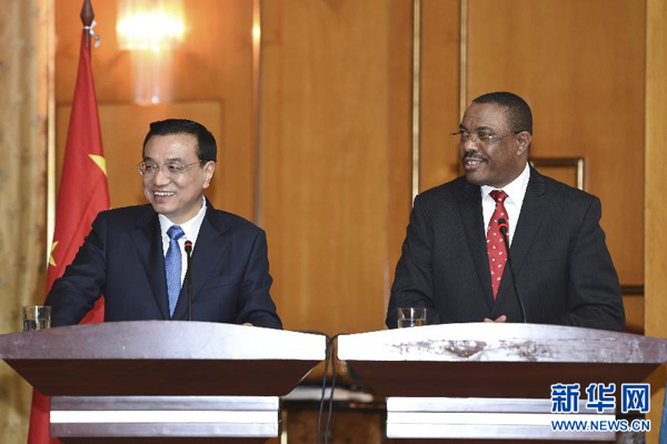5月4日，國(guó)務(wù)院總理李克強(qiáng)在亞的斯亞貝巴與埃塞俄比亞總理海爾馬里亞姆舉行會(huì)談。這是會(huì)談后，李克強(qiáng)與海爾馬里亞姆共同會(huì)見(jiàn)記者。 新華社記者 李學(xué)仁 攝