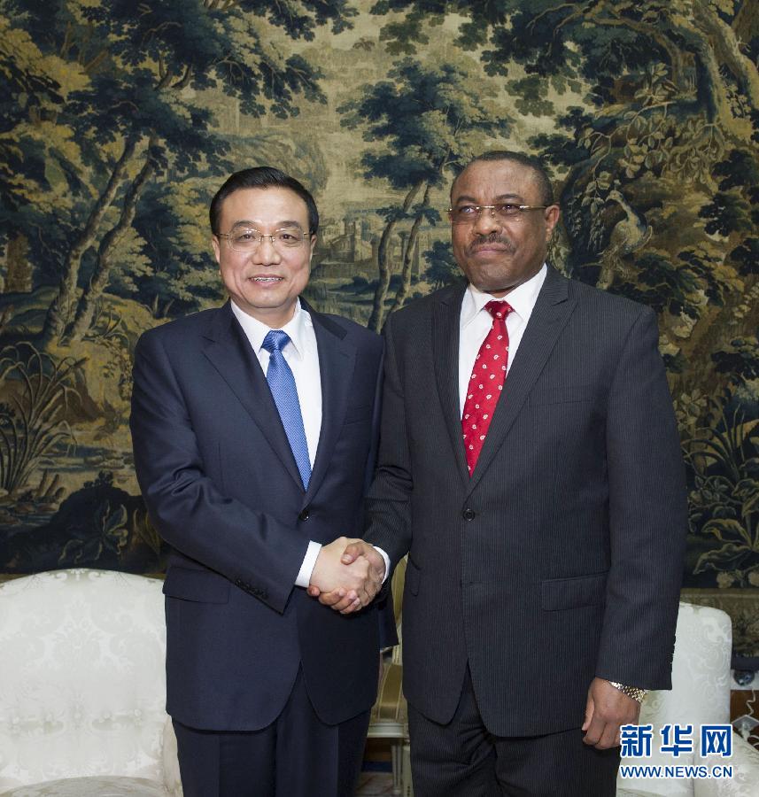 5月4日,中國國務(wù)院總理李克強(qiáng)在亞的斯亞貝巴與埃塞俄比亞總理海爾馬里亞姆舉行會談。  新華社記者 王曄 攝 5月4日,中國國務(wù)院總理李克強(qiáng)在亞的斯亞貝巴與埃塞俄比亞總理海爾馬里亞姆舉行會談。  新華社記者 王曄 攝