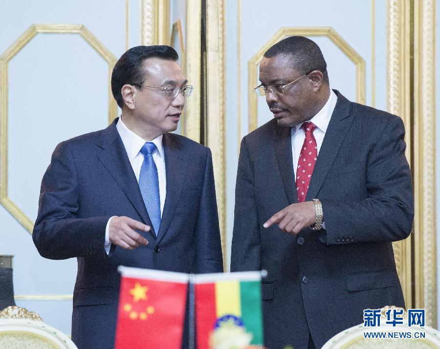 5月4日,中國國務(wù)院總理李克強(qiáng)在亞的斯亞貝巴與埃塞俄比亞總理海爾馬里亞姆舉行會談。這是會談后,李克強(qiáng)與海爾馬里亞姆共同出席有關(guān)文件簽字儀式。 新華社記者 王曄 攝 5月4日,中國國務(wù)院總理李克強(qiáng)在亞的斯亞貝巴與埃塞俄比亞總理海爾馬里亞姆舉行會談。這是會談后,李克強(qiáng)與海爾馬里亞姆共同出席有關(guān)文件簽字儀式。 新華社記者 王曄 攝