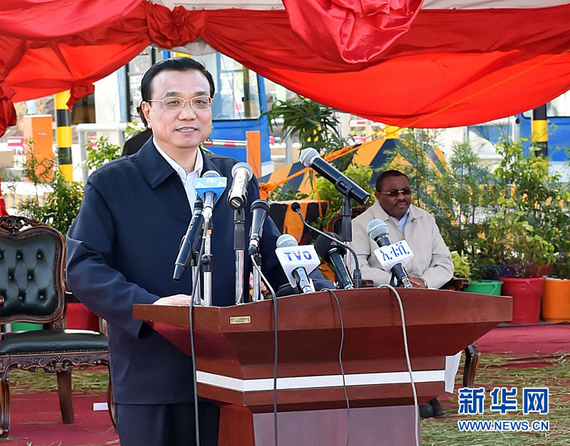 5月5日,國務院總理李克強與埃塞俄比亞總理海爾馬里亞姆共同出席亞的斯亞貝巴-阿達瑪高速公路一期竣工揭牌典禮,并為二期工程開工奠基剪彩。這是李克強在典禮上致辭。新華社記者 李濤 攝  5月5日,國務院總理李克強與埃塞俄比亞總理海爾馬里亞姆共同出席亞的斯亞貝巴-阿達瑪高速公路一期竣工揭牌典禮,并為二期工程開工奠基剪彩。這是李克強在典禮上致辭。新華社記者 李濤 攝