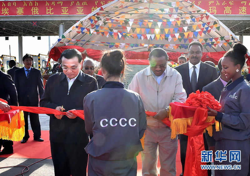 5月5日,中國國務院總理李克強與埃塞俄比亞總理海爾馬里亞姆共同出席亞的斯亞貝巴-阿達瑪高速公路一期竣工揭牌典禮,并為二期工程開工奠基剪彩。這是李克強與海爾馬里亞姆共同為亞的斯亞貝巴-阿達瑪高速公路二期工程開工剪彩。新華社記者 李濤 攝  5月5日,中國國務院總理李克強與埃塞俄比亞總理海爾馬里亞姆共同出席亞的斯亞貝巴-阿達瑪高速公路一期竣工揭牌典禮,并為二期工程開工奠基剪彩。這是李克強與海爾馬里亞姆共同為亞的斯亞貝巴-阿達瑪高速公路二期工程開工剪彩。新華社記者 李濤 攝