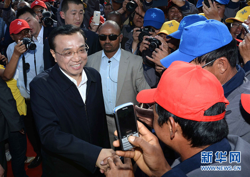 5月5日,中國國務院總理李克強與埃塞俄比亞總理海爾馬里亞姆共同出席亞的斯亞貝巴-阿達瑪高速公路一期竣工揭牌典禮,并為二期工程開工奠基剪彩。這是典禮結束后,李克強同工程施工人員親切交談。新華社記者 李濤 攝  5月5日,中國國務院總理李克強與埃塞俄比亞總理海爾馬里亞姆共同出席亞的斯亞貝巴-阿達瑪高速公路一期竣工揭牌典禮,并為二期工程開工奠基剪彩。這是典禮結束后,李克強同工程施工人員親切交談。新華社記者 李濤 攝