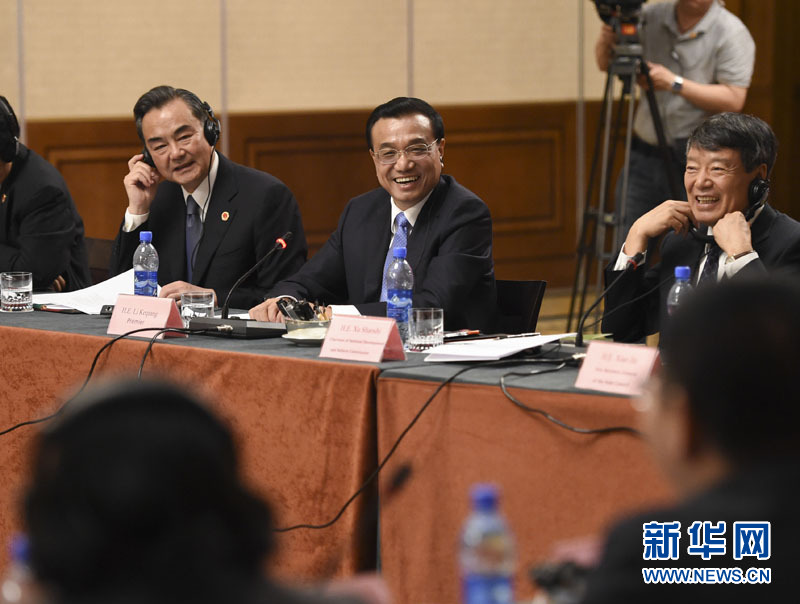 5月6日,國務院總理李克強在埃塞俄比亞首都亞的斯亞貝巴出席中非經貿人文座談會。 新華社記者 李學仁 攝   5月6日,國務院總理李克強在埃塞俄比亞首都亞的斯亞貝巴出席中非經貿人文座談會。 新華社記者 李學仁 攝