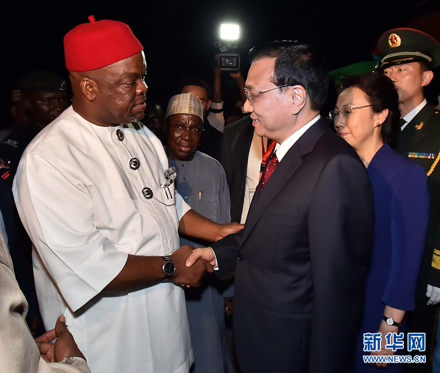 5月6日,應尼日利亞總統喬納森邀請,國務院總理李克強乘專機抵達阿布賈國際機場,開始對尼日利亞進行正式訪問。李克強總理夫人程虹同機抵達。新華社記者 李濤 攝      5月6日,應尼日利亞總統喬納森邀請,國務院總理李克強乘專機抵達阿布賈國際機場,開始對尼日利亞進行正式訪問。李克強總理夫人程虹同機抵達。新華社記者 李濤 攝