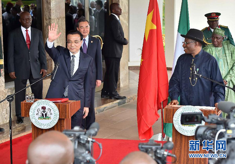 5月7日,中國國務院總理李克強在阿布賈與尼日利亞總統喬納森會談后共同會見記者,并回答記者提問。 新華社記者李濤攝  5月7日,中國國務院總理李克強在阿布賈與尼日利亞總統喬納森會談后共同會見記者,并回答記者提問。 新華社記者李濤攝