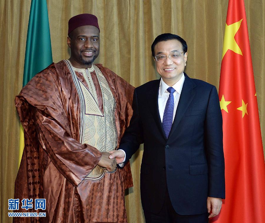 5月7日,正在尼日利亞訪問的國務院總理李克強在阿布賈會見出席第24屆世界經濟論壇非洲峰會全會的馬里總理馬拉。 新華社記者 李濤 攝  5月7日,正在尼日利亞訪問的國務院總理李克強在阿布賈會見出席第24屆世界經濟論壇非洲峰會全會的馬里總理馬拉。 新華社記者 李濤 攝