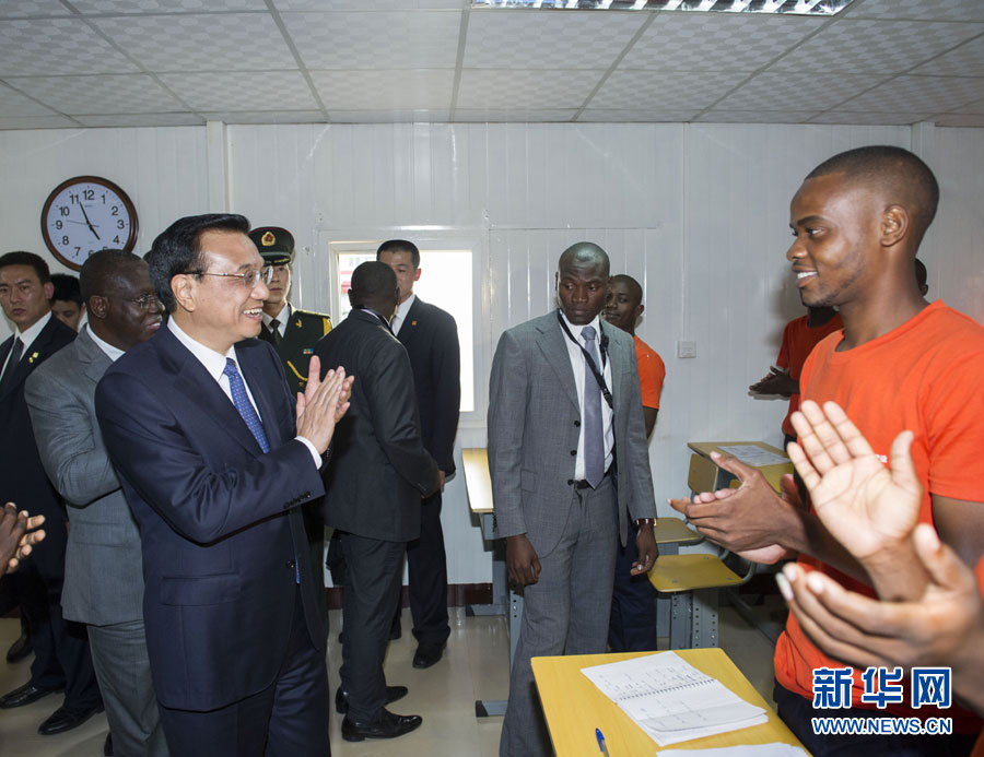 這是李克強在學校教室內同正在上課的學生互動交流。新華社記者王曄攝 這是李克強在學校教室內同正在上課的學生互動交流。新華社記者王曄攝