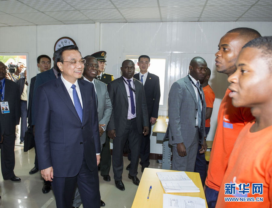 這是李克強在學校教室內(nèi)同正在上課的學生互動交流。新華社記者王曄攝 這是李克強在學校教室內(nèi)同正在上課的學生互動交流。新華社記者王曄攝