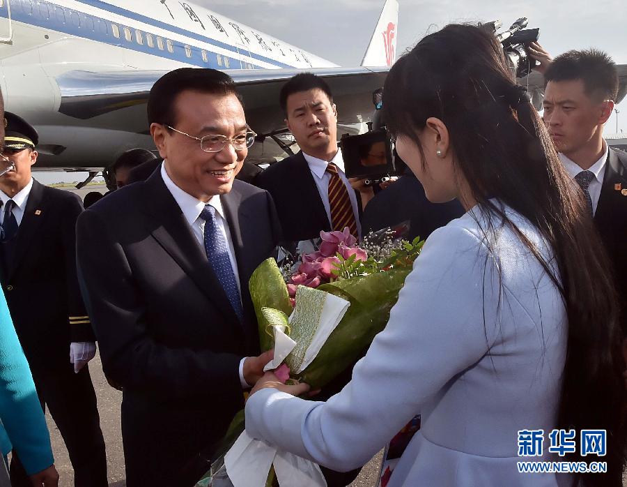 5月8日,應(yīng)安哥拉總統(tǒng)多斯桑托斯邀請(qǐng),中國(guó)國(guó)務(wù)院總理李克強(qiáng)乘專機(jī)抵達(dá)羅安達(dá)二月四日國(guó)際機(jī)場(chǎng),開始對(duì)安哥拉進(jìn)行正式訪問。 新華社記者李濤 攝  5月8日,應(yīng)安哥拉總統(tǒng)多斯桑托斯邀請(qǐng),中國(guó)國(guó)務(wù)院總理李克強(qiáng)乘專機(jī)抵達(dá)羅安達(dá)二月四日國(guó)際機(jī)場(chǎng),開始對(duì)安哥拉進(jìn)行正式訪問。 新華社記者李濤 攝