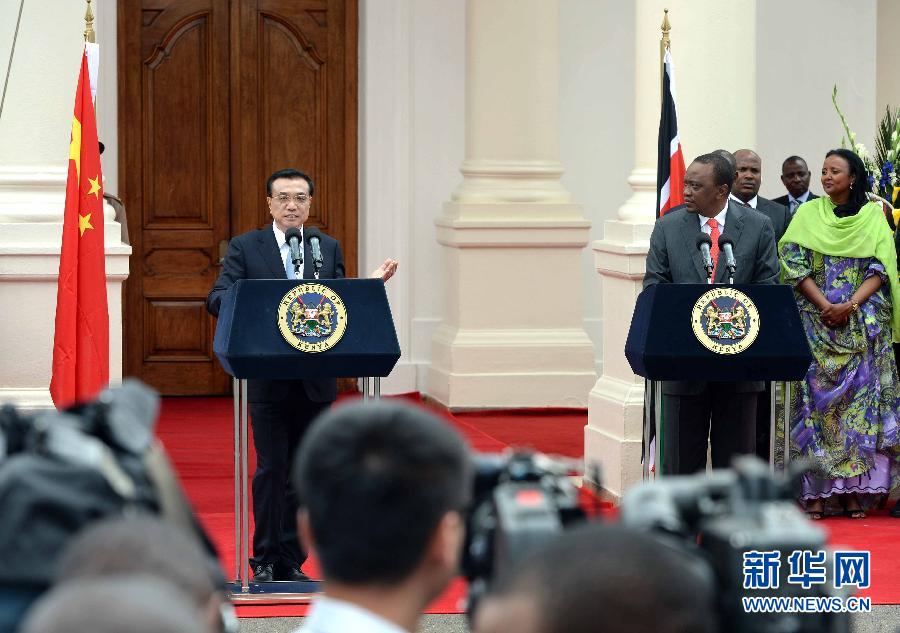 5月10日，中國國務(wù)院總理李克強在肯尼亞國家宮與肯總統(tǒng)肯雅塔舉行會談后共同會見記者。 新華社記者 李濤 攝 