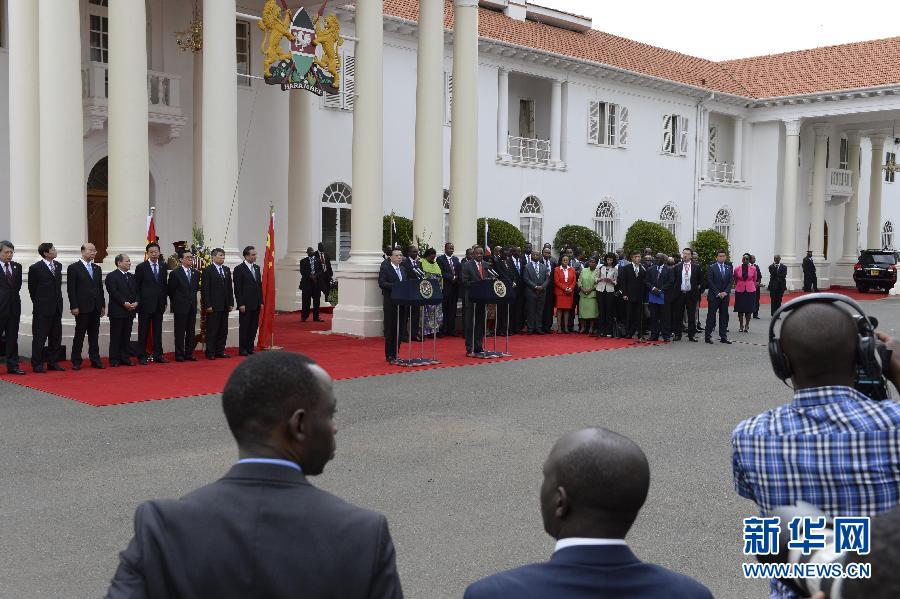  5月10日，中國國務(wù)院總理李克強在肯尼亞國家宮與肯總統(tǒng)肯雅塔舉行會談后共同會見記者。 新華社記者 李學(xué)仁 攝 