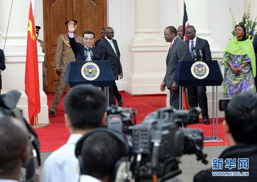 5月10日，中國國務(wù)院總理李克強在肯尼亞國家宮與肯總統(tǒng)肯雅塔舉行會談后共同會見記者。 新華社記者 李濤 攝 