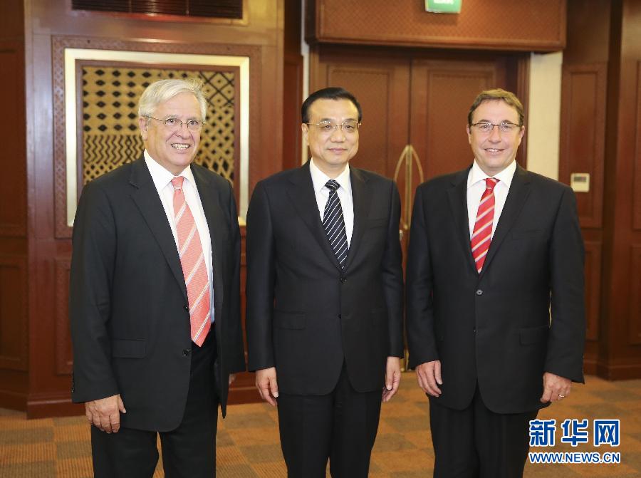 5月10日,國務院總理李克強在內羅畢會見聯合國環境規劃署執行主任施泰納(右)和聯合國人居署執行主任克洛斯。 新華社記者 丁林 攝  5月10日,國務院總理李克強在內羅畢會見聯合國環境規劃署執行主任施泰納(右)和聯合國人居署執行主任克洛斯。 新華社記者 丁林 攝