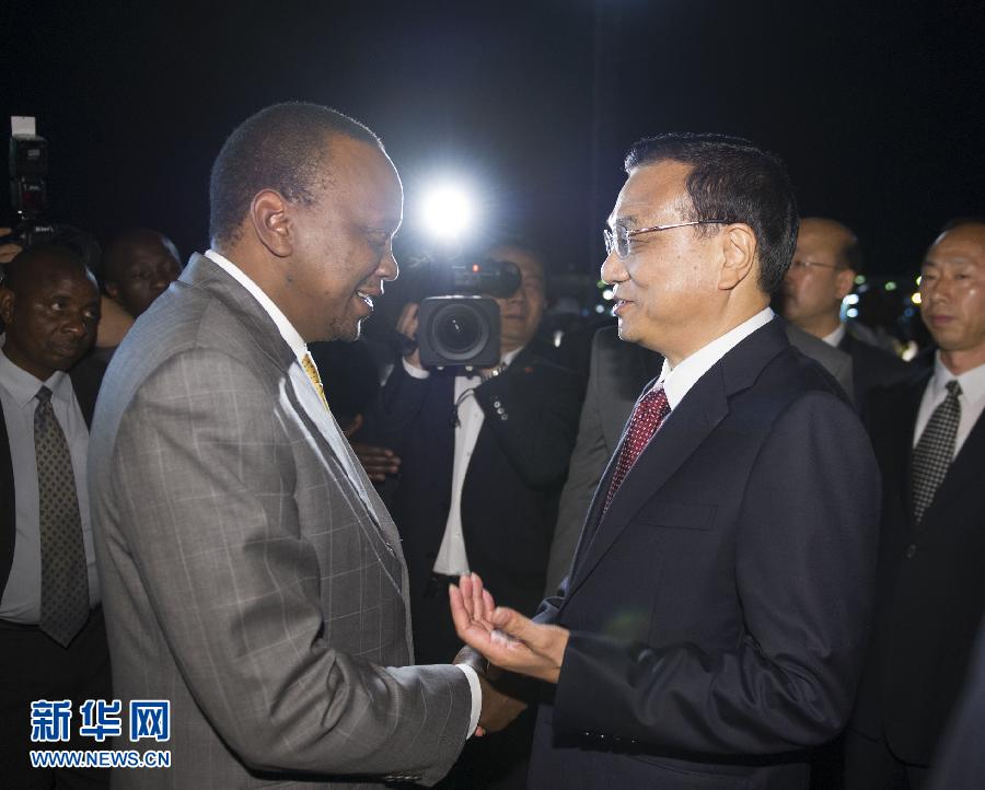 5月9日，應肯尼亞總統肯雅塔邀請，中國國務院總理李克強乘專機抵達內羅畢肯雅塔國際機場，開始對肯尼亞進行正式訪問。李克強總理夫人程虹同機抵達。肯尼亞總統肯雅塔和副總統魯托率肯政府高級官員到機場迎接。新華社記者 謝環馳 攝 