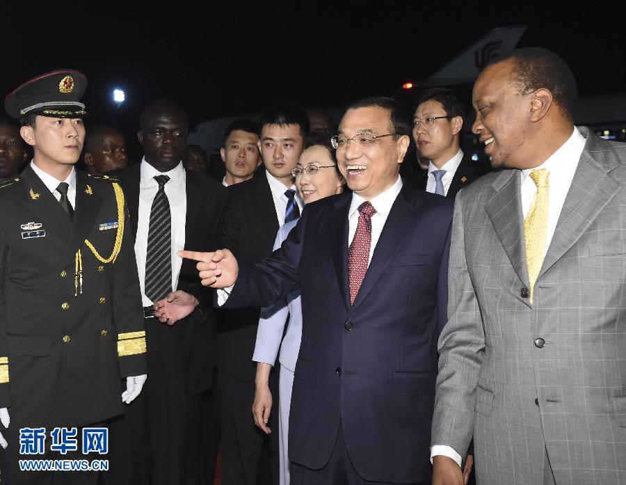 5月9日，應肯尼亞總統肯雅塔邀請，中國國務院總理李克強乘專機抵達內羅畢肯雅塔國際機場，開始對肯尼亞進行正式訪問。李克強總理夫人程虹同機抵達?？夏醽喛偨y肯雅塔和副總統魯托率肯政府高級官員到機場迎接。新華社記者 李學仁 攝 