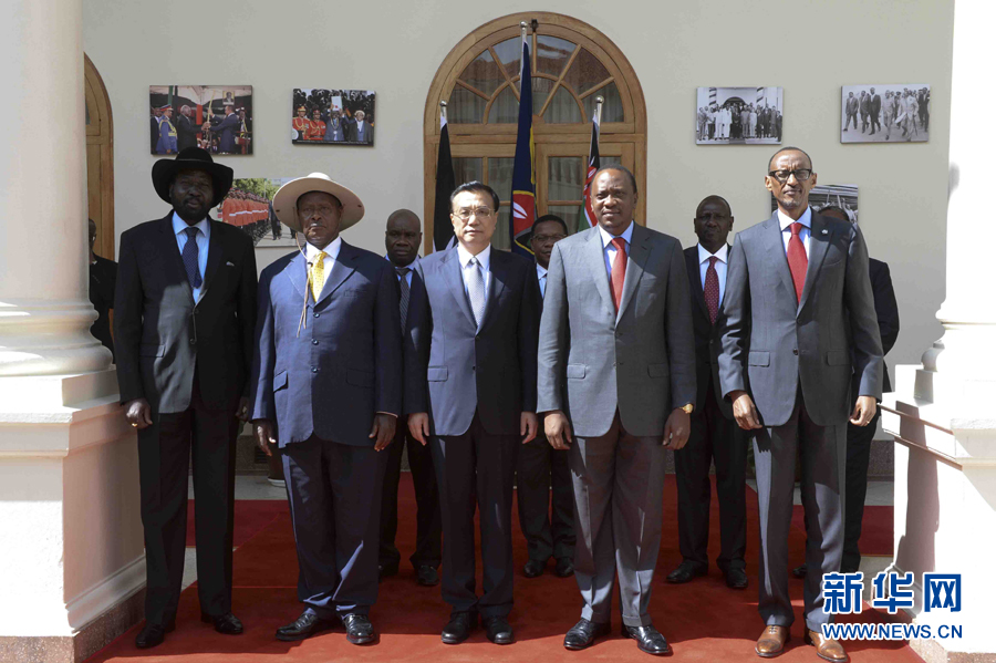 這是李克強在簽字儀式后參加集體合影。新華社記者李學(xué)仁攝