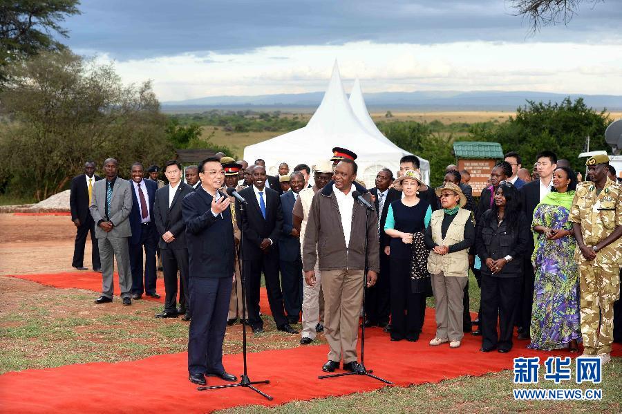 5月10日,國務院總理李克強與肯尼亞總統肯雅塔共同參觀肯尼亞內羅畢國家公園焚燒象牙紀念地,并對中外記者發表講話。肯尼亞副總統魯托陪同參觀。新華社記者 李濤 攝  5月10日,國務院總理李克強與肯尼亞總統肯雅塔共同參觀肯尼亞內羅畢國家公園焚燒象牙紀念地,并對中外記者發表講話。肯尼亞副總統魯托陪同參觀。新華社記者 李濤 攝