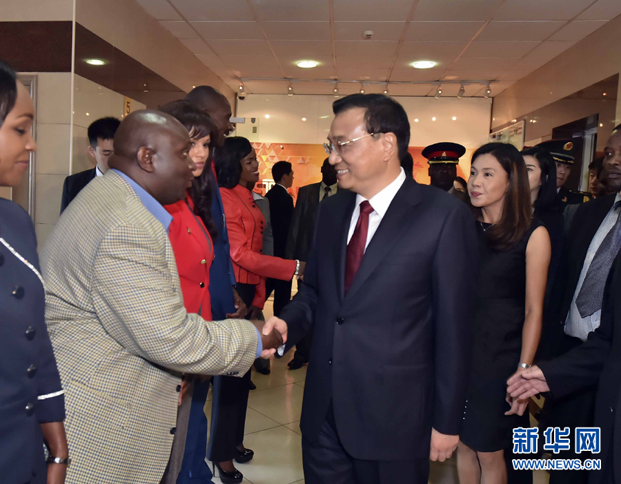 5月11日，中國國務院總理李克強在肯尼亞首都內羅畢看望并慰問中央電視臺非洲分臺員工。 新華社記者 李濤 攝 