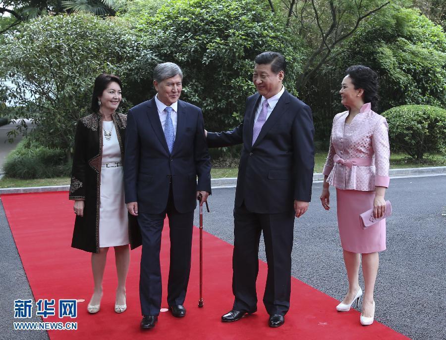 會談前,習近平在上海西郊會議中心廣場為阿坦巴耶夫舉行歡迎儀式。新華社記者 蘭紅光 攝  會談前,習近平在上海西郊會議中心廣場為阿坦巴耶夫舉行歡迎儀式。新華社記者 蘭紅光 攝