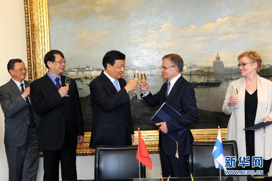 6月13日,中共中央政治局常委、中央書記處書記劉云山在赫爾辛基與赫爾辛基市長帕尤寧共同出席中芬有關文化藝術合作及交流活動的諒解備忘錄簽字儀式。新華社記者饒愛民攝  6月13日,中共中央政治局常委、中央書記處書記劉云山在赫爾辛基與赫爾辛基市長帕尤寧共同出席中芬有關文化藝術合作及交流活動的諒解備忘錄簽字儀式。新華社記者饒愛民攝