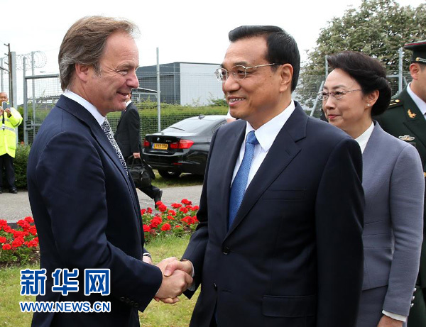 6月16日,應英國首相卡梅倫邀請,國務院總理李克強乘專機抵達倫敦希思羅機場,開始對英國進行正式訪問。李克強總理夫人程虹同機抵達。這是英國政府高級官員到機場迎接李克強總理和夫人。新華社記者 龐興雷 攝 6月16日,應英國首相卡梅倫邀請,國務院總理李克強乘專機抵達倫敦希思羅機場,開始對英國進行正式訪問。李克強總理夫人程虹同機抵達。這是英國政府高級官員到機場迎接李克強總理和夫人。新華社記者 龐興雷 攝