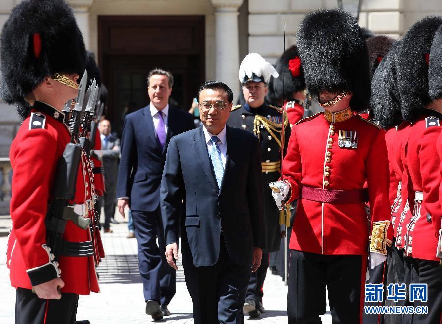 6月17日，中國國務院總理李克強在倫敦唐寧街10號首相府同英國首相卡梅倫舉行中英總理年度會晤。這是會晤前，卡梅倫為李克強舉行隆重的歡迎儀式。新華社記者 龐興雷 攝  