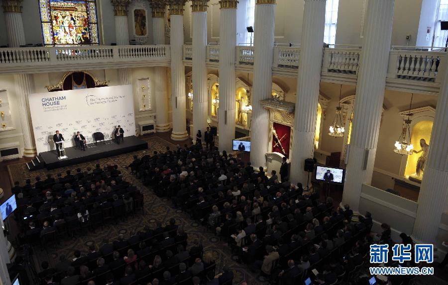 6月18日,國務(wù)院總理李克強(qiáng)在倫敦金融城市長官邸面向英國皇家國際問題研究所和國際戰(zhàn)略研究所兩大智庫發(fā)表題為《共建包容發(fā)展的美好世界》的演講。新華社記者 張鐸 攝 6月18日,國務(wù)院總理李克強(qiáng)在倫敦金融城市長官邸面向英國皇家國際問題研究所和國際戰(zhàn)略研究所兩大智庫發(fā)表題為《共建包容發(fā)展的美好世界》的演講。新華社記者 張鐸 攝