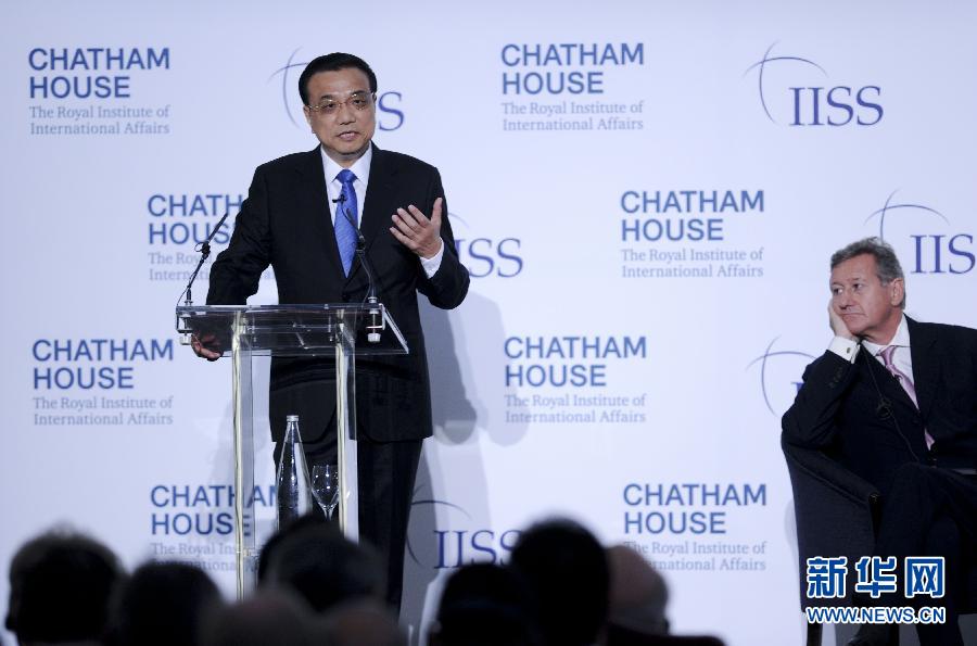 6月18日,國務(wù)院總理李克強(qiáng)在倫敦金融城市長官邸面向英國皇家國際問題研究所和國際戰(zhàn)略研究所兩大智庫發(fā)表題為《共建包容發(fā)展的美好世界》的演講。新華社記者 張鐸 攝  6月18日,國務(wù)院總理李克強(qiáng)在倫敦金融城市長官邸面向英國皇家國際問題研究所和國際戰(zhàn)略研究所兩大智庫發(fā)表題為《共建包容發(fā)展的美好世界》的演講。新華社記者 張鐸 攝