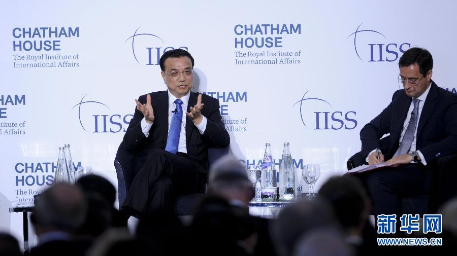 6月18日,國務(wù)院總理李克強(qiáng)在倫敦金融城市長官邸面向英國皇家國際問題研究所和國際戰(zhàn)略研究所兩大智庫發(fā)表題為《共建包容發(fā)展的美好世界》的演講。新華社記者 張鐸 攝  6月18日,國務(wù)院總理李克強(qiáng)在倫敦金融城市長官邸面向英國皇家國際問題研究所和國際戰(zhàn)略研究所兩大智庫發(fā)表題為《共建包容發(fā)展的美好世界》的演講。新華社記者 張鐸 攝