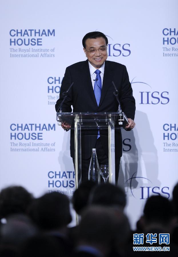 6月18日,國務(wù)院總理李克強(qiáng)在倫敦金融城市長官邸面向英國皇家國際問題研究所和國際戰(zhàn)略研究所兩大智庫發(fā)表題為《共建包容發(fā)展的美好世界》的演講。新華社記者 張鐸 攝  6月18日,國務(wù)院總理李克強(qiáng)在倫敦金融城市長官邸面向英國皇家國際問題研究所和國際戰(zhàn)略研究所兩大智庫發(fā)表題為《共建包容發(fā)展的美好世界》的演講。新華社記者 張鐸 攝