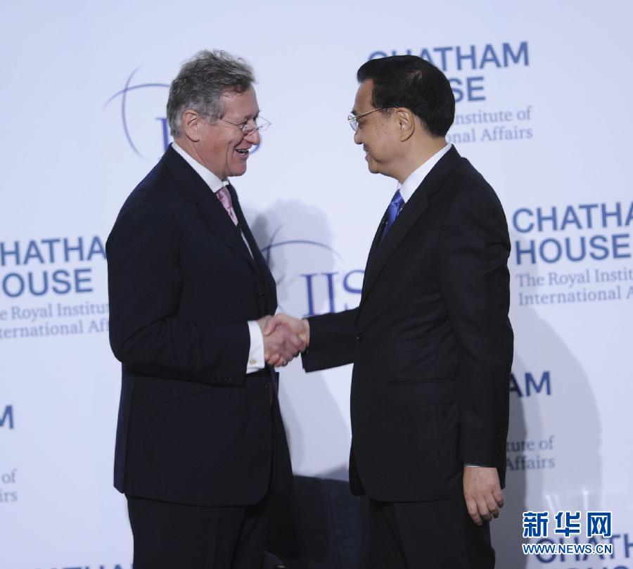 6月18日,國務(wù)院總理李克強(qiáng)在倫敦金融城市長官邸面向英國皇家國際問題研究所和國際戰(zhàn)略研究所兩大智庫發(fā)表題為《共建包容發(fā)展的美好世界》的演講。新華社記者 張鐸 攝   6月18日,國務(wù)院總理李克強(qiáng)在倫敦金融城市長官邸面向英國皇家國際問題研究所和國際戰(zhàn)略研究所兩大智庫發(fā)表題為《共建包容發(fā)展的美好世界》的演講。新華社記者 張鐸 攝