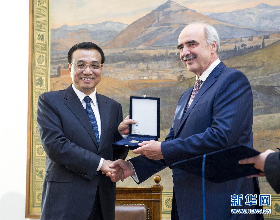 6月19日,國務(wù)院總理李克強(qiáng)在希臘議會大廈會見希臘議長米馬拉基斯。這是會見前,米馬拉基斯代表希臘議會向李克強(qiáng)授予議會金質(zhì)勛章。新華社記者 王曄 攝 6月19日,國務(wù)院總理李克強(qiáng)在希臘議會大廈會見希臘議長米馬拉基斯。這是會見前,米馬拉基斯代表希臘議會向李克強(qiáng)授予議會金質(zhì)勛章。新華社記者 王曄 攝