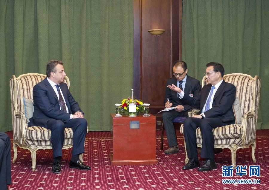 6月21日，國務院總理李克強在希臘克里特省首府伊拉克利翁會見省長阿爾納烏塔基斯。 新華社記者 王曄 攝