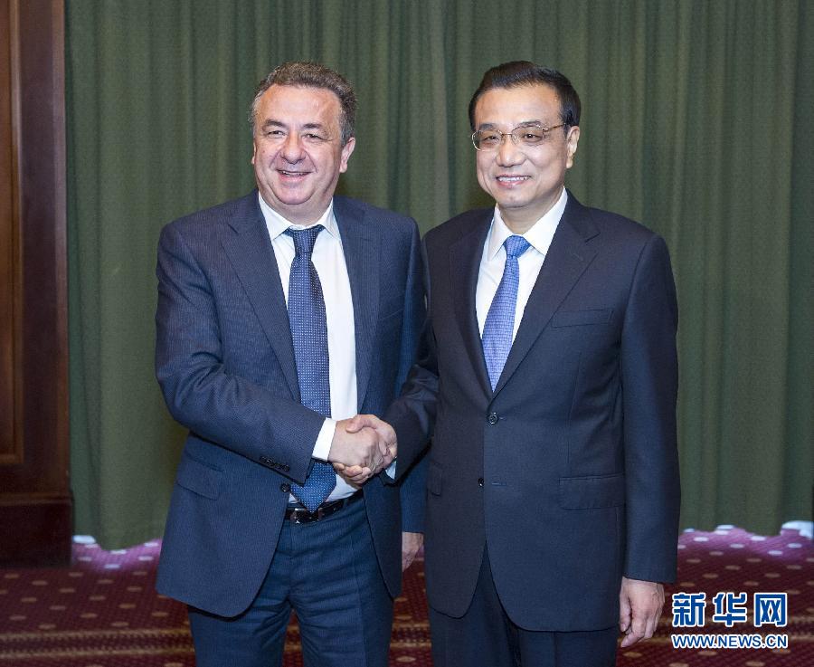 6月21日，國務院總理李克強在希臘克里特省首府伊拉克利翁會見省長阿爾納烏塔基斯。 新華社記者 王曄 攝