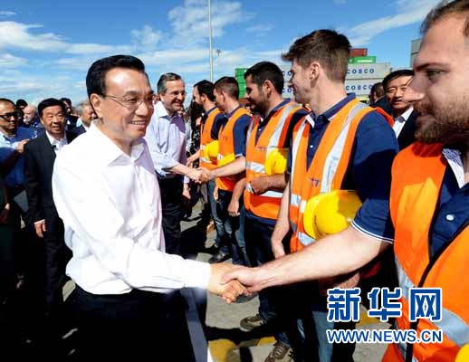 6月20日,國務(wù)院總理李克強(qiáng)與希臘總理薩馬拉斯共同考察中國遠(yuǎn)洋運(yùn)輸集團(tuán)比雷埃夫斯集裝箱碼頭。這是李克強(qiáng)和薩馬拉斯來到3號(hào)碼頭,同碼頭工人親切交流。新華社記者 李濤 攝  6月20日,國務(wù)院總理李克強(qiáng)與希臘總理薩馬拉斯共同考察中國遠(yuǎn)洋運(yùn)輸集團(tuán)比雷埃夫斯集裝箱碼頭。這是李克強(qiáng)和薩馬拉斯來到3號(hào)碼頭,同碼頭工人親切交流。新華社記者 李濤 攝