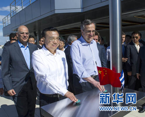 這是李克強(qiáng)與薩馬拉斯共同發(fā)出指令,一列滿載中國貨物的列車緩緩駛出比雷埃夫斯港,開往中東歐目的地。新華社記者 王曄 攝 這是李克強(qiáng)與薩馬拉斯共同發(fā)出指令,一列滿載中國貨物的列車緩緩駛出比雷埃夫斯港,開往中東歐目的地。新華社記者 王曄 攝