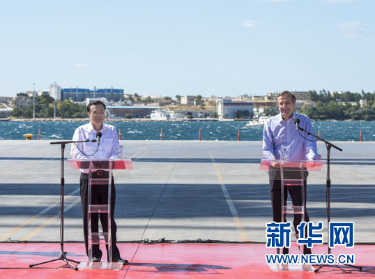 這是李克強(qiáng)和薩馬拉斯在3號(hào)碼頭發(fā)表講話。新華社記者 王曄 攝 這是李克強(qiáng)和薩馬拉斯在3號(hào)碼頭發(fā)表講話。新華社記者 王曄 攝