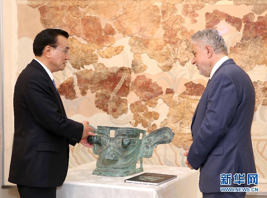 6月21日,國務院總理李克強與希臘總理薩馬拉斯共同出席希臘伊拉克利翁博物館新館開館儀式并發表講話。這是李克強向伊拉克利翁博物館贈送三星堆出土文物復制品。新華社記者 龐興雷 攝  6月21日,國務院總理李克強與希臘總理薩馬拉斯共同出席希臘伊拉克利翁博物館新館開館儀式并發表講話。這是李克強向伊拉克利翁博物館贈送三星堆出土文物復制品。新華社記者 龐興雷 攝