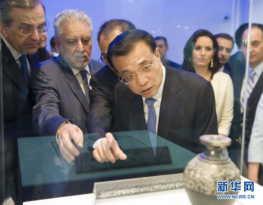 6月21日,國務院總理李克強與希臘總理薩馬拉斯共同出席希臘伊拉克利翁博物館新館開館儀式并發表講話。這是李克強在參觀博物館展品。新華社記者 黃敬文 攝   6月21日,國務院總理李克強與希臘總理薩馬拉斯共同出席希臘伊拉克利翁博物館新館開館儀式并發表講話。這是李克強在參觀博物館展品。新華社記者 黃敬文 攝