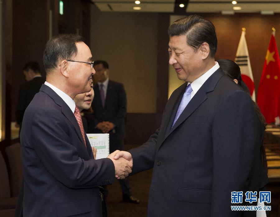 7月4日,國家主席習近平在首爾會見韓國總理鄭烘原。 新華社記者謝環馳攝   7月4日,國家主席習近平在首爾會見韓國總理鄭烘原。 新華社記者謝環馳攝