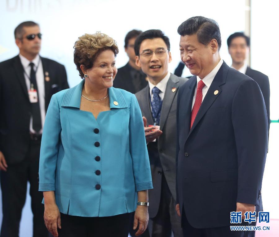 7月15日,國家主席習近平在巴西福塔萊薩出席金磚國家領導人第六次會晤。這是巴西總統羅塞夫迎接習近平主席。 新華社記者 蘭紅光 攝  7月15日,國家主席習近平在巴西福塔萊薩出席金磚國家領導人第六次會晤。這是巴西總統羅塞夫迎接習近平主席。 新華社記者 蘭紅光 攝
