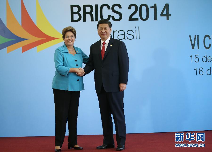 7月15日,國家主席習近平在巴西福塔萊薩出席金磚國家領導人第六次會晤。這是巴西總統羅塞夫迎接習近平主席。 新華社記者 蘭紅光 攝  7月15日,國家主席習近平在巴西福塔萊薩出席金磚國家領導人第六次會晤。這是巴西總統羅塞夫迎接習近平主席。 新華社記者 蘭紅光 攝