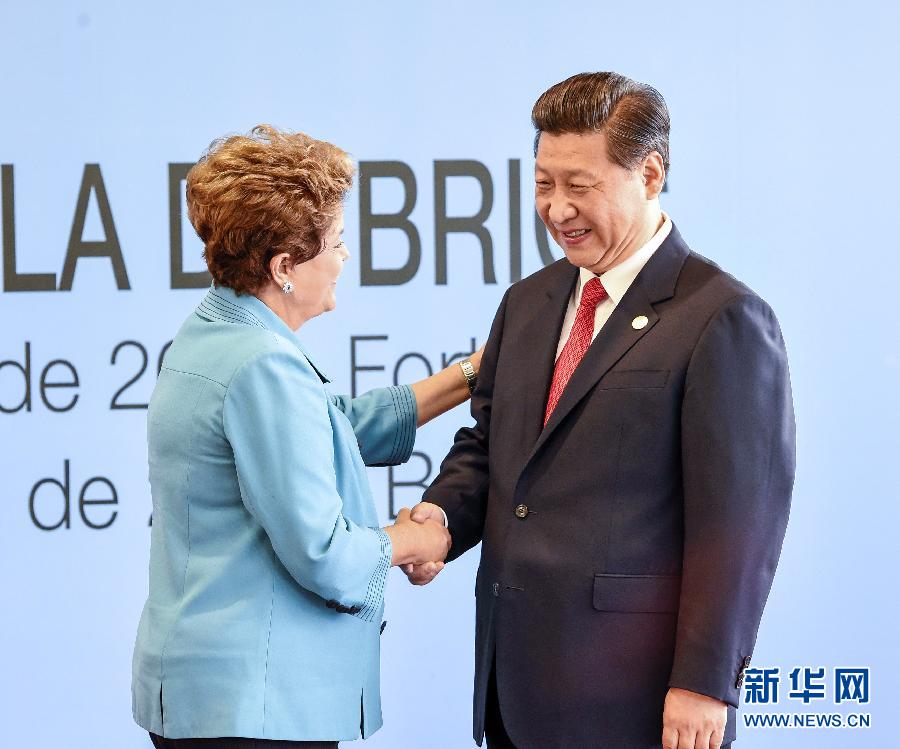 7月15日,國家主席習近平在巴西福塔萊薩出席金磚國家領導人第六次會晤。這是巴西總統羅塞夫迎接習近平主席。 新華社記者 李學仁 攝   7月15日,國家主席習近平在巴西福塔萊薩出席金磚國家領導人第六次會晤。這是巴西總統羅塞夫迎接習近平主席。 新華社記者 李學仁 攝