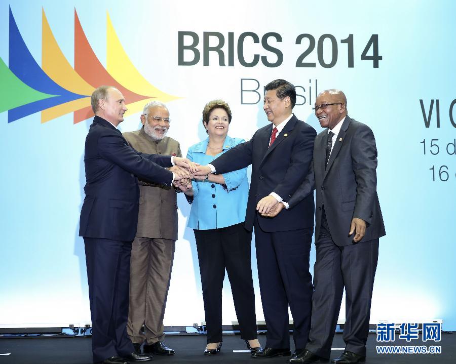 7月15日,國家主席習近平在巴西福塔萊薩出席金磚國家領導人第六次會晤。這是金磚國家領導人集體合影。 新華社記者蘭紅光攝  7月15日,國家主席習近平在巴西福塔萊薩出席金磚國家領導人第六次會晤。這是金磚國家領導人集體合影。 新華社記者蘭紅光攝