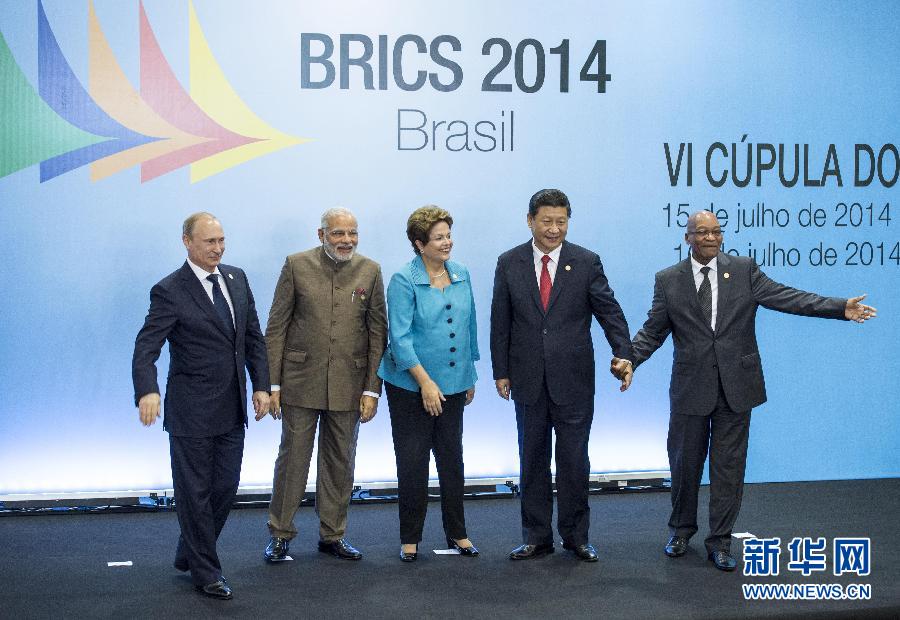 7月15日,國家主席習近平在巴西福塔萊薩出席金磚國家領導人第六次會晤。這是金磚國家領導人集體合影。 新華社記者王曄攝   7月15日,國家主席習近平在巴西福塔萊薩出席金磚國家領導人第六次會晤。這是金磚國家領導人集體合影。 新華社記者王曄攝