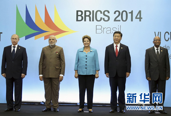 7月15日,國家主席習近平在巴西福塔萊薩出席金磚國家領導人第六次會晤。這是金磚國家領導人集體合影。 新華社記者蘭紅光攝  7月15日,國家主席習近平在巴西福塔萊薩出席金磚國家領導人第六次會晤。這是金磚國家領導人集體合影。 新華社記者蘭紅光攝