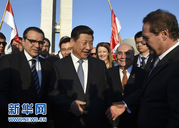 7月16日,國家主席習(xí)近平在巴西利亞會(huì)見巴西參議長卡列羅斯(前右)和眾議長阿爾維斯(前左)。 新華社記者 李學(xué)仁 攝  7月16日,國家主席習(xí)近平在巴西利亞會(huì)見巴西參議長卡列羅斯(前右)和眾議長阿爾維斯(前左)。 新華社記者 李學(xué)仁 攝