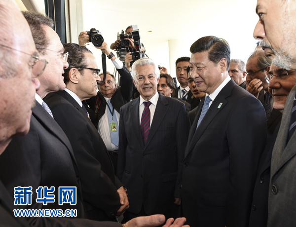 7月16日,國家主席習(xí)近平在巴西利亞會(huì)見巴西參議長卡列羅斯和眾議長阿爾維斯。這是兩院議長迎接習(xí)近平主席,并介紹議員代表。 新華社記者李學(xué)仁 攝  7月16日,國家主席習(xí)近平在巴西利亞會(huì)見巴西參議長卡列羅斯和眾議長阿爾維斯。這是兩院議長迎接習(xí)近平主席,并介紹議員代表。 新華社記者李學(xué)仁 攝