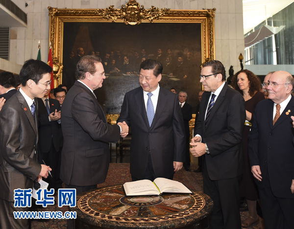 7月16日,國家主席習(xí)近平在巴西利亞會(huì)見巴西參議長卡列羅斯(前排左二)和眾議長阿爾維斯(前排右二)。 新華社記者 李學(xué)仁 攝  7月16日,國家主席習(xí)近平在巴西利亞會(huì)見巴西參議長卡列羅斯(前排左二)和眾議長阿爾維斯(前排右二)。 新華社記者 李學(xué)仁 攝