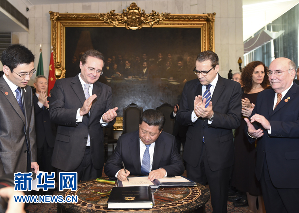 7月16日,國家主席習(xí)近平在巴西利亞會(huì)見巴西參議長卡列羅斯(前排左二)和眾議長阿爾維斯(前排右二)。這是習(xí)近平應(yīng)邀為參眾兩院題詞。新華社記者 李學(xué)仁 攝  7月16日,國家主席習(xí)近平在巴西利亞會(huì)見巴西參議長卡列羅斯(前排左二)和眾議長阿爾維斯(前排右二)。這是習(xí)近平應(yīng)邀為參眾兩院題詞。新華社記者 李學(xué)仁 攝